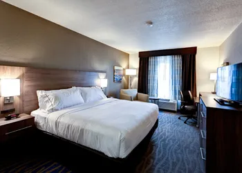 Holiday Inn Express & Suites Manhattan by IHG hotel thumbnail 5