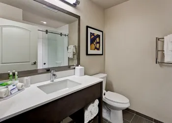 Holiday Inn Express & Suites Manhattan by IHG hotel thumbnail 7