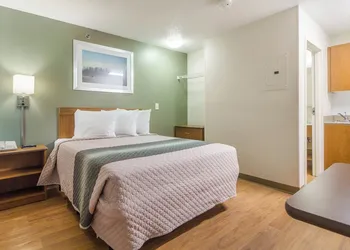 HomeTowne Studios by Red Roof Houston - Northwest hotel thumbnail 6