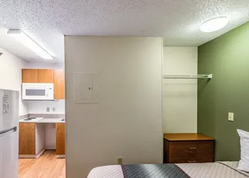 HomeTowne Studios by Red Roof Houston - Northwest hotel thumbnail 7