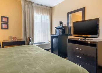 Quality Inn & Suites Lenexa Kansas City hotel thumbnail 5