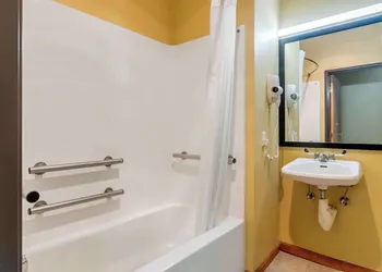 Quality Inn & Suites Lenexa Kansas City hotel thumbnail 6