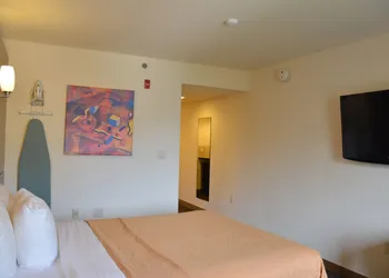 Days Inn & Suites by Wyndham Milwaukee hotel thumbnail 3