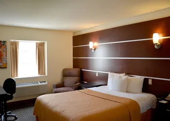 Days Inn & Suites by Wyndham Milwaukee hotel thumbnail 4