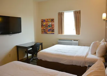 Days Inn & Suites by Wyndham Milwaukee hotel thumbnail 6