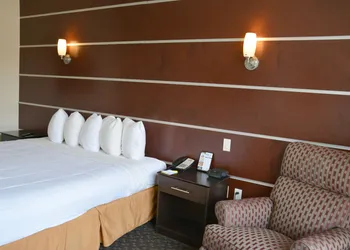 Days Inn & Suites by Wyndham Milwaukee hotel thumbnail 8