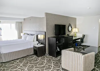 Crowne Plaza Kitchener-Waterloo by IHG hotel thumbnail 3