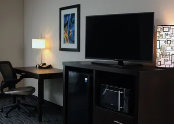 Holiday Inn Express & Suites Omaha South - Ralston Arena by IHG hotel thumbnail 2