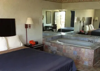 Del Amo Inn hotel thumbnail 8