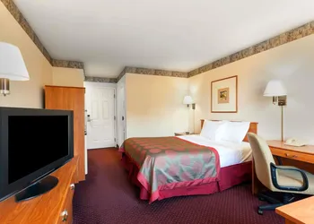 Ramada by Wyndham SeaTac Airport North hotel thumbnail 3