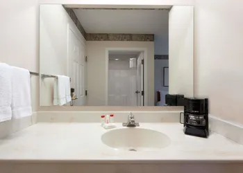 Ramada by Wyndham SeaTac Airport North hotel thumbnail 6