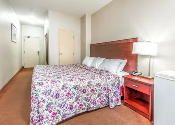 Howard Johnson by Wyndham Toronto Downtown West hotel thumbnail 3