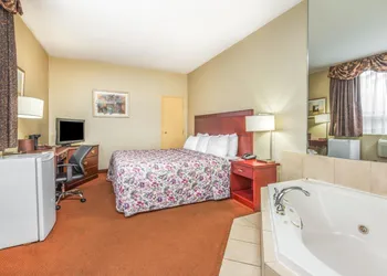 Howard Johnson by Wyndham Toronto Downtown West hotel thumbnail 4