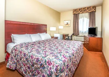 Howard Johnson by Wyndham Toronto Downtown West hotel thumbnail 5