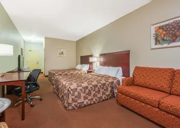 Howard Johnson by Wyndham Toronto Downtown West hotel thumbnail 6