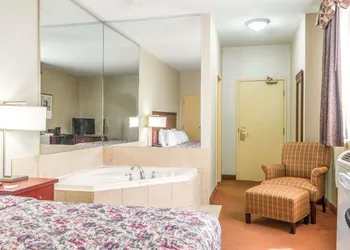 Howard Johnson by Wyndham Toronto Downtown West hotel thumbnail 7