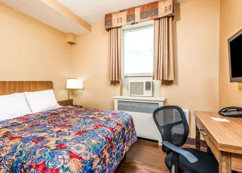 Howard Johnson by Wyndham Toronto Downtown West hotel thumbnail 8