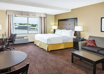 Holiday Inn Express & Suites Sandusky by IHG hotel thumbnail 3