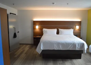 Holiday Inn Express & Suites Batesville by IHG hotel thumbnail 6