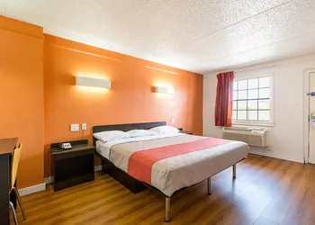 Motel 6 Dallas, TX - Market Center hotel thumbnail 4