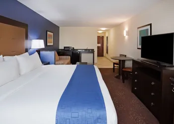 Holiday Inn Express & Suites Davenport by IHG hotel thumbnail 4