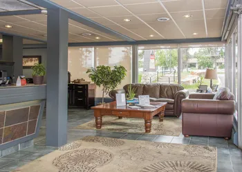 Tonquin Inn hotel thumbnail 2