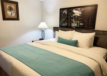 Tonquin Inn hotel thumbnail 3