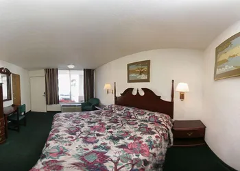 Super 8 by Wyndham Oklahoma Fairgrounds hotel thumbnail 4