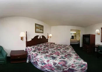 Super 8 by Wyndham Oklahoma Fairgrounds hotel thumbnail 5