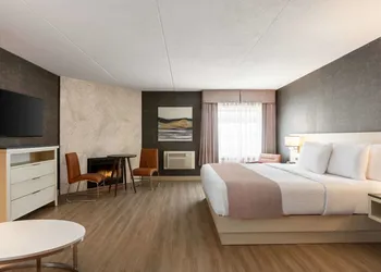 Days Inn by Wyndham Toronto West Mississauga hotel thumbnail 3