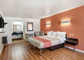 Motel 6 Dallas, TX - Forest Lane hotel thumbnail 3