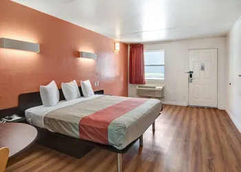Motel 6 Dallas, TX - Forest Lane hotel thumbnail 4
