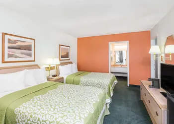 Days Inn by Wyndham Deming hotel thumbnail 4