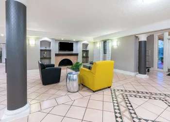 Super 8 by Wyndham The Woodlands North hotel thumbnail 2
