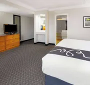 Super 8 by Wyndham The Woodlands North hotel detail image 3