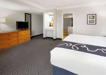 Super 8 by Wyndham The Woodlands North hotel thumbnail 3