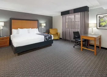 Super 8 by Wyndham The Woodlands North hotel thumbnail 4