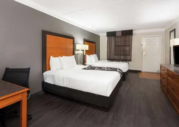 Super 8 by Wyndham The Woodlands North hotel thumbnail 5