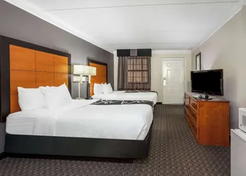 Super 8 by Wyndham The Woodlands North hotel thumbnail 6
