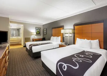 Super 8 by Wyndham The Woodlands North hotel thumbnail 7