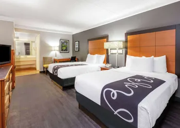 Super 8 by Wyndham The Woodlands North hotel thumbnail 8