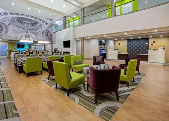 La Quinta Inn & Suites by Wyndham Tumwater - Olympia hotel thumbnail 3