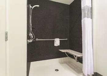 La Quinta Inn & Suites by Wyndham Tumwater - Olympia hotel thumbnail 7
