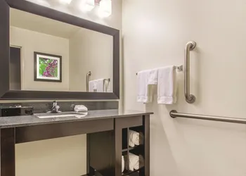 La Quinta Inn & Suites by Wyndham Tumwater - Olympia hotel thumbnail 8