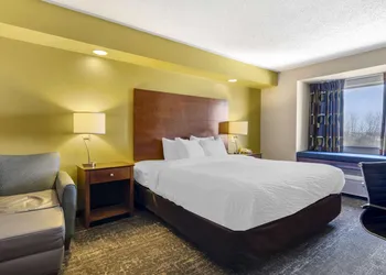 Clarion Pointe Staunton East hotel thumbnail 6