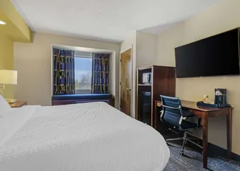 Clarion Pointe Staunton East hotel thumbnail 7