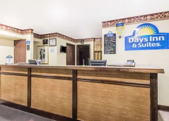 Days Inn & Suites by Wyndham Youngstown / Girard Ohio hotel thumbnail 2