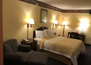 Days Inn & Suites by Wyndham Youngstown / Girard Ohio hotel thumbnail 3
