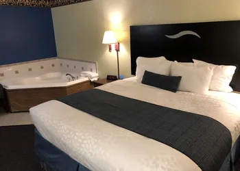 Days Inn & Suites by Wyndham Youngstown / Girard Ohio hotel thumbnail 5