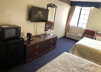 Days Inn & Suites by Wyndham Youngstown / Girard Ohio hotel thumbnail 8
